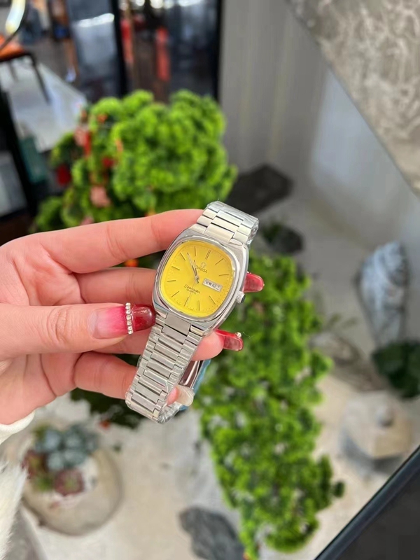 オメガ時計背面デザイン